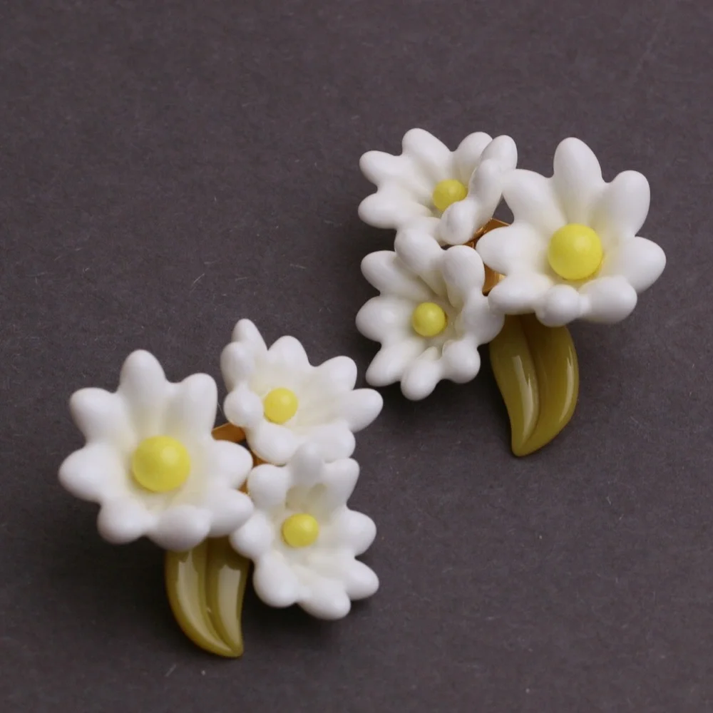 Lele Sadoughi Ivory Petunia Bouquet Clip-on Earrings - Picture 4 of 7